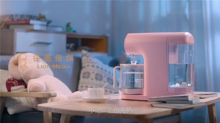 家樂(lè)事P40凈飲機(jī)直接過(guò)濾自來(lái)水變?yōu)榧儍羲⒓訜? /> 
	</center>
	<p>
		此次接入華為HiLink智慧生活生態(tài)圈的家樂(lè)事樂(lè)喝凈飲機(jī)是一款全新開(kāi)發(fā)的凈飲一體機(jī)，本著“鮮水煮出好生活”的開(kāi)發(fā)設(shè)計(jì)理念，用超前的用戶(hù)場(chǎng)景思維著力于解決獨(dú)居老人、單身情侶、職場(chǎng)新人、中年婦女、職業(yè)女性等，圍繞廚房、臥室、客廳、書(shū)房、辦公室等應(yīng)用場(chǎng)景，用凈、飲、燉、煮、煲等實(shí)用性功能來(lái)呈現(xiàn)產(chǎn)品價(jià)值，外加無(wú)縫嵌入華為生態(tài)系統(tǒng)，實(shí)現(xiàn)智慧生活互聯(lián)互通，產(chǎn)品一經(jīng)上市，深受消費(fèi)者信賴(lài)。
	</p>
	<center>
		<img src=